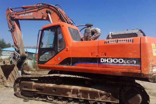 内蒙古出售转让二手9000小时2008年斗山DH300挖掘机