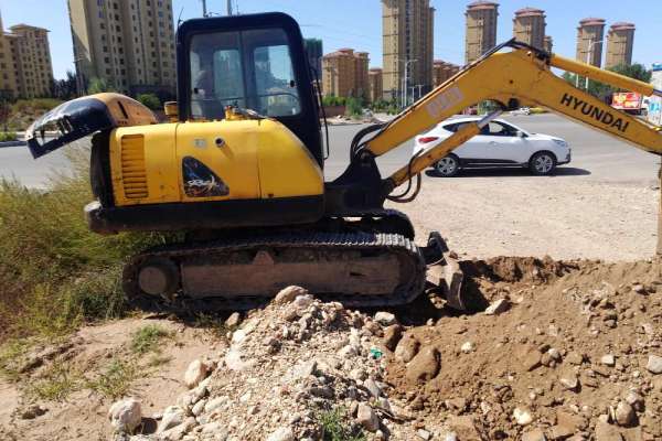 内蒙古出售转让二手6000小时2011年现代R60挖掘机