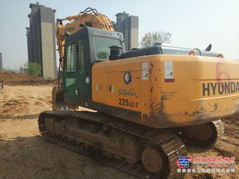 山东出售转让二手6000小时2012年现代R225LC挖掘机