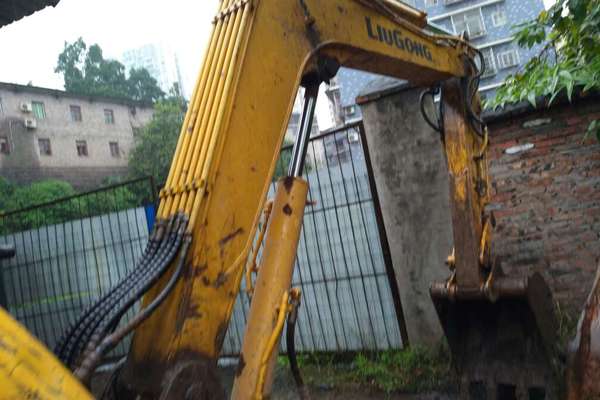 四川出售转让二手7000小时2013年柳工CLG906D挖掘机