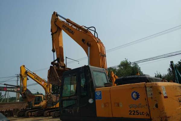 山东出售转让二手8000小时2011年现代R225LC挖掘机