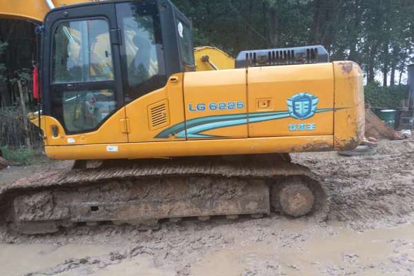 河南出售转让二手4586小时2010年龙工LG6225挖掘机