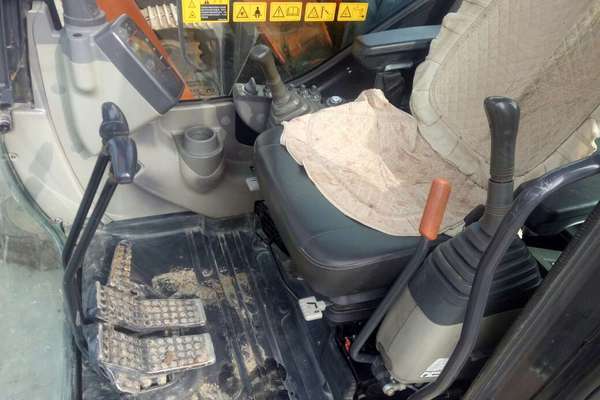 陕西出售转让二手3900小时2014年日立ZX70挖掘机
