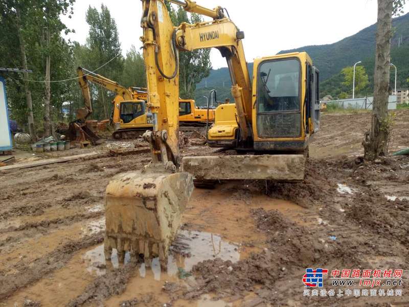 四川出售转让二手10000小时2011年现代R80挖掘机