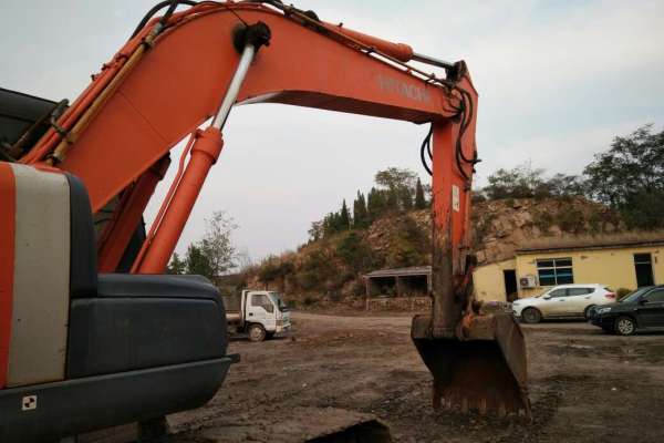 山东出售转让二手8600小时2011年日立ZX200挖掘机