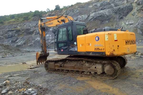 江西出售转让二手7800小时2011年现代R225挖掘机