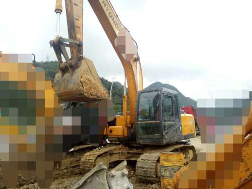 贵州出售转让二手8200小时2010年现代R215挖掘机