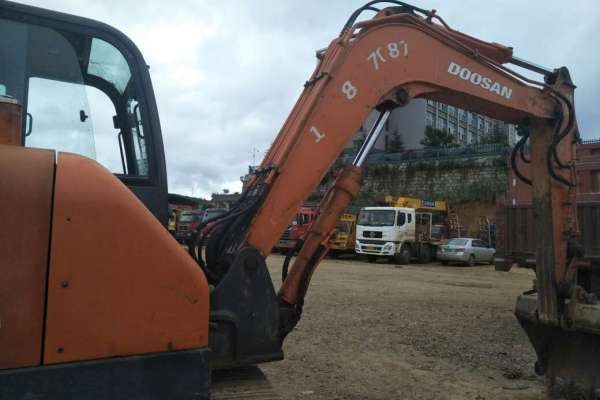云南出售转让二手9875小时2009年斗山DH80挖掘机