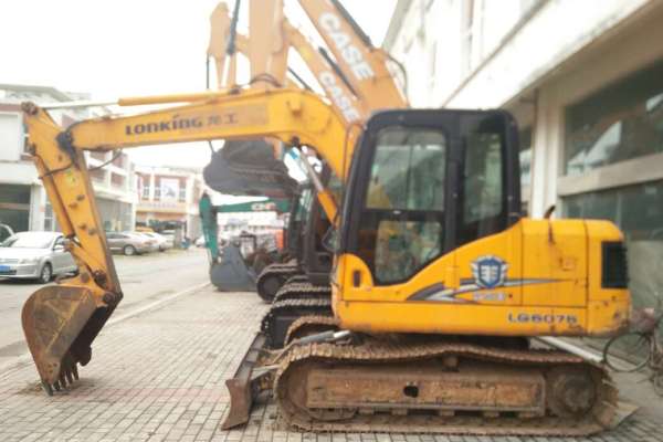 安徽出售转让二手2900小时2013年龙工LG6075挖掘机