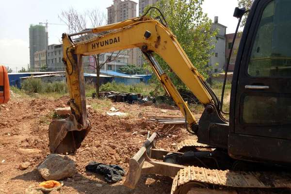 江西出售转让二手9000小时2011年现代R60挖掘机