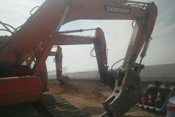 宁夏出售转让二手9800小时2010年斗山DH300LC挖掘机