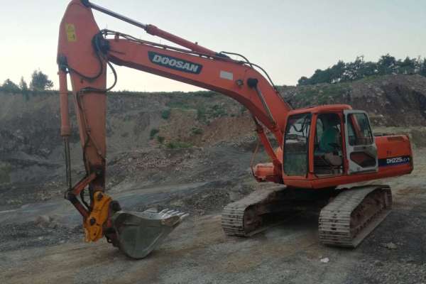 河南出售转让二手9000小时2010年斗山DH220挖掘机