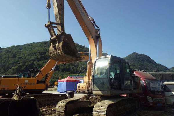 贵州出售转让二手17000小时2011年现代R225LC挖掘机