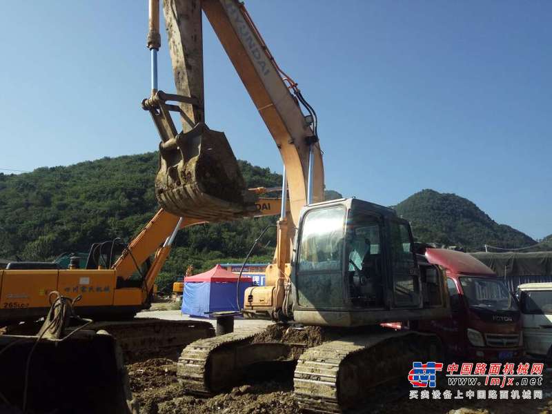 贵州出售转让二手17000小时2011年现代R225LC挖掘机