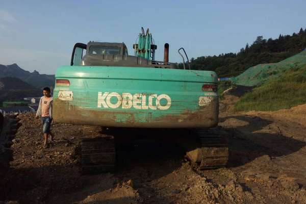 贵州出售转让二手12000小时2009年神钢SK260挖掘机