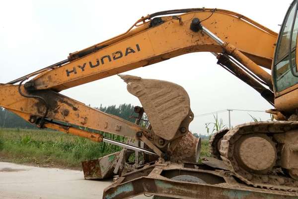 山东出售转让二手8000小时2009年现代R215挖掘机