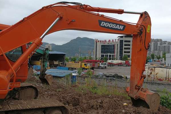 重庆出售转让二手10000小时2008年斗山DH220LC挖掘机