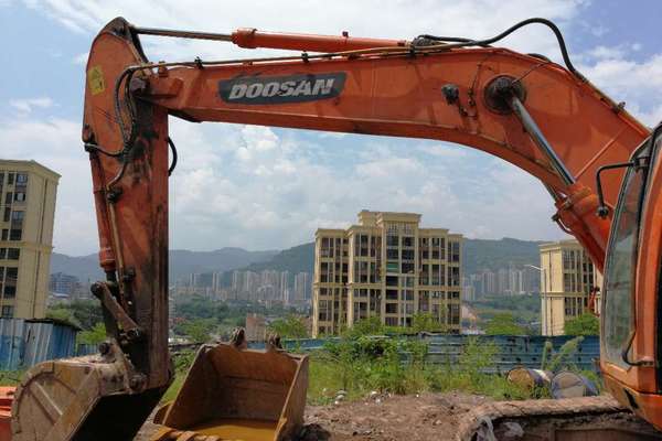 重庆出售转让二手8000小时2010年斗山DH225LC挖掘机