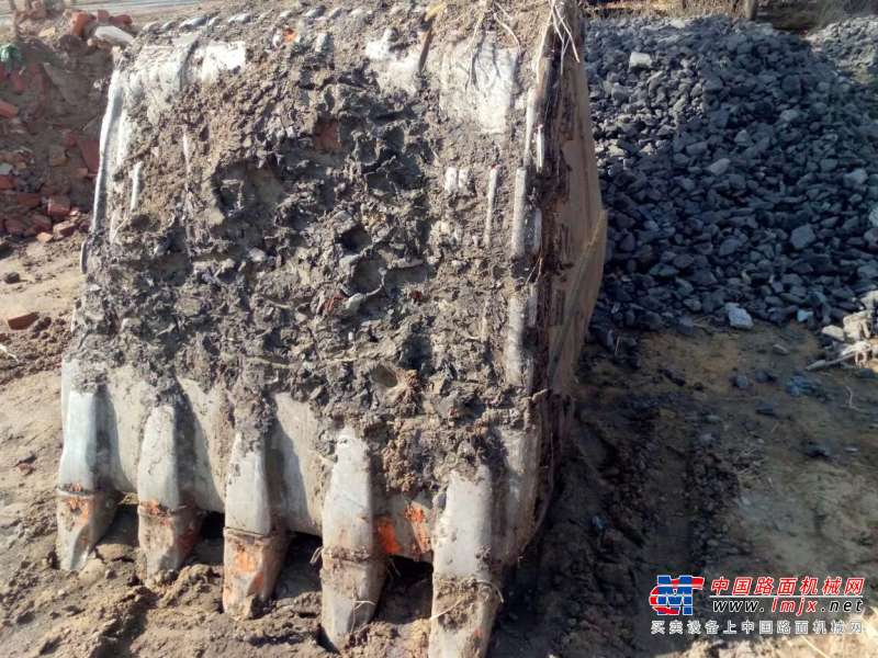 黑龙江出售转让二手10000小时2010年现代R375LC挖掘机