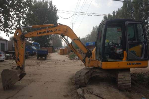山东出售转让二手2500小时2015年龙工LG6065挖掘机