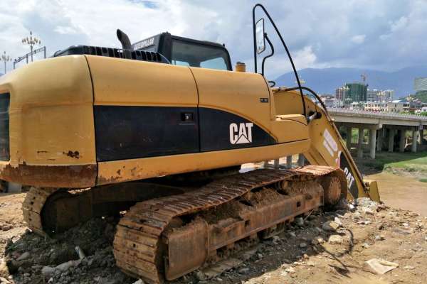 云南出售转让二手5000小时2010年卡特彼勒320D挖掘机