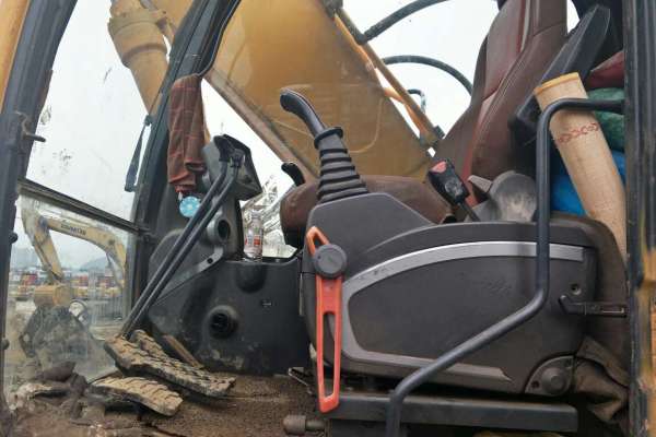 贵州出售转让二手8000小时2010年现代R225LC挖掘机