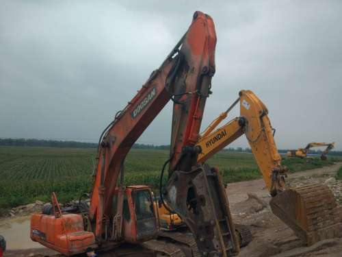 山东出售转让二手8000小时2010年斗山DH370LC挖掘机