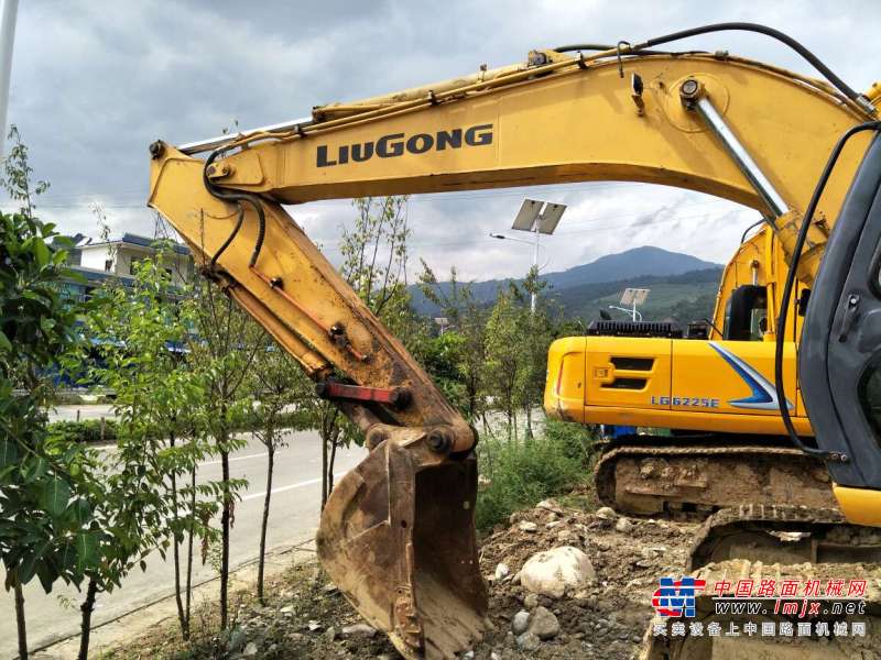 云南出售转让二手6000小时2009年柳工CLG225C挖掘机