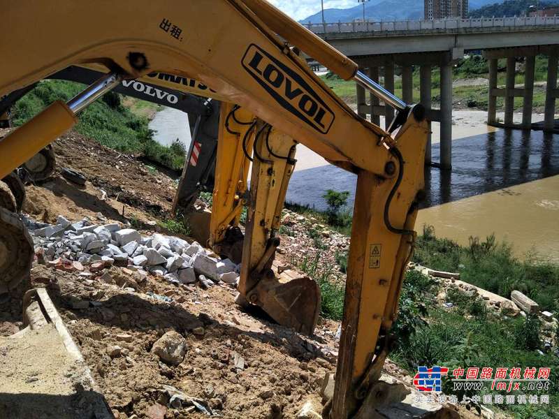 云南出售转让二手4500小时2012年福田雷沃FR85挖掘机