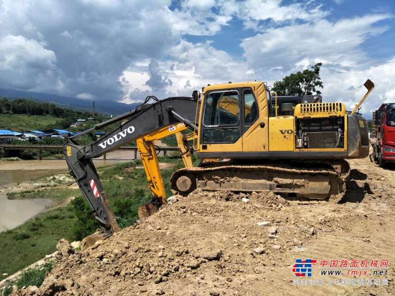 云南出售转让二手8000小时2010年沃尔沃EC210B挖掘机