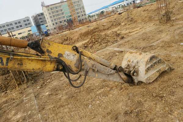 江西出售转让二手12000小时2008年现代R60挖掘机
