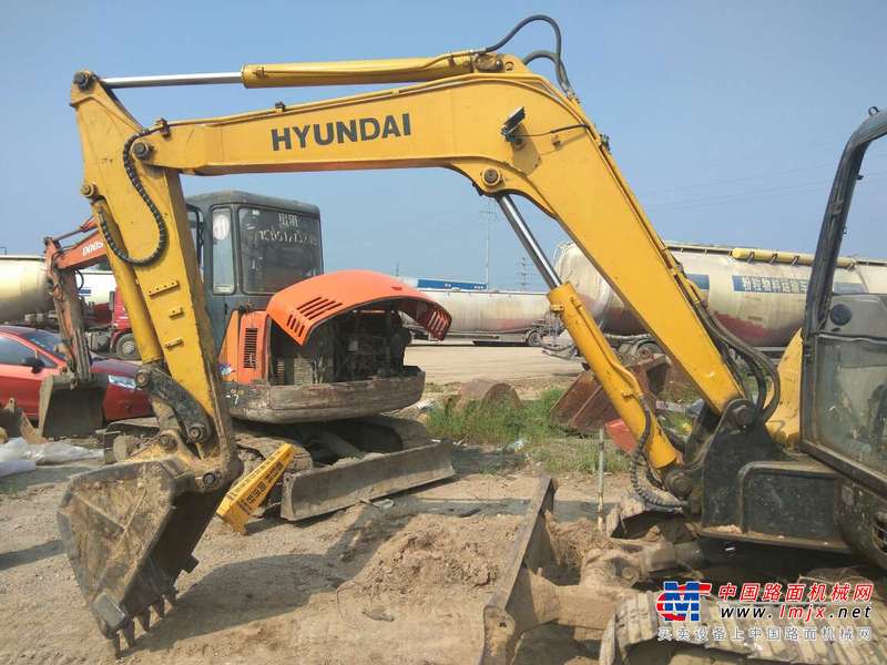 山东出售转让二手8000小时2010年现代R60挖掘机