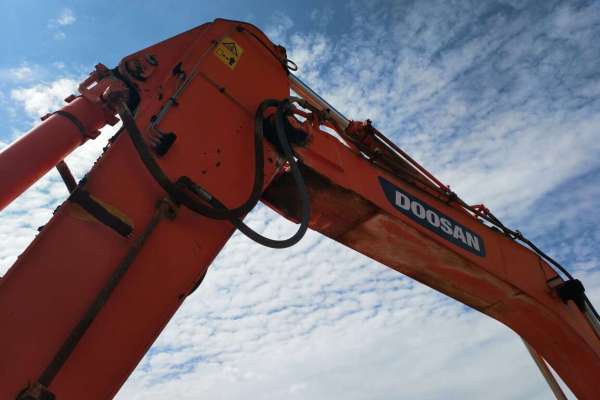 宁夏出售转让二手12000小时2010年斗山DH300挖掘机
