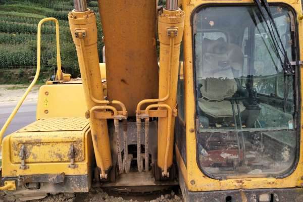 云南出售转让二手7000小时2012年临工LG6210挖掘机