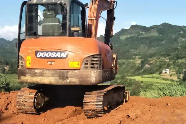 贵州出售转让二手8900小时2009年斗山DH60挖掘机
