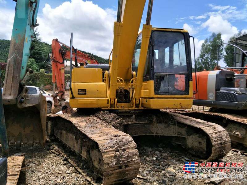 云南出售转让二手8000小时2010年小松PC220挖掘机
