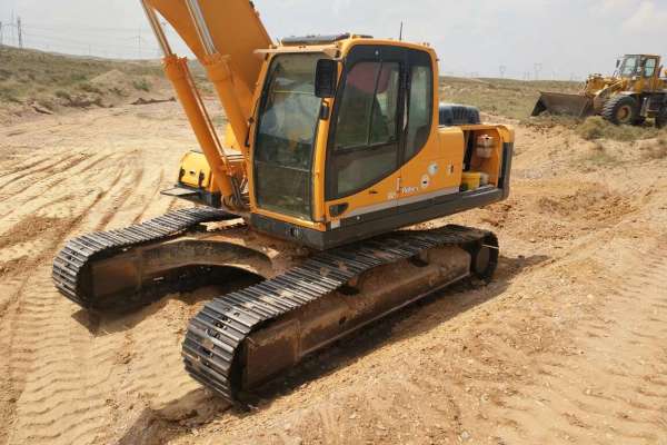 内蒙古出售转让二手7000小时2012年现代R265LC挖掘机