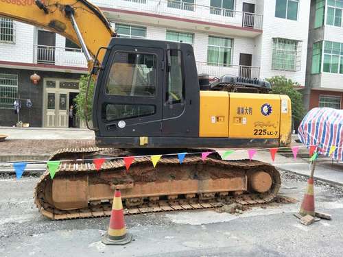 江西出售转让二手6000小时2011年现代R225LC挖掘机