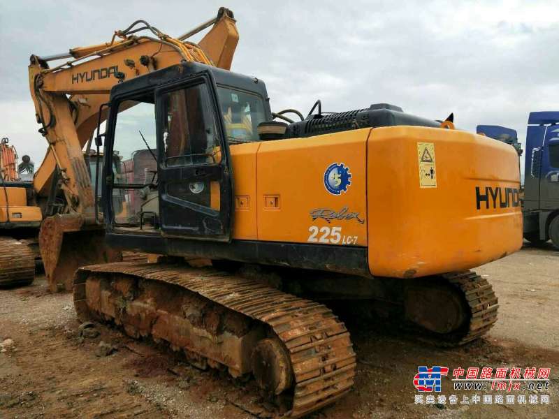 云南出售转让二手5967小时2010年现代R225挖掘机