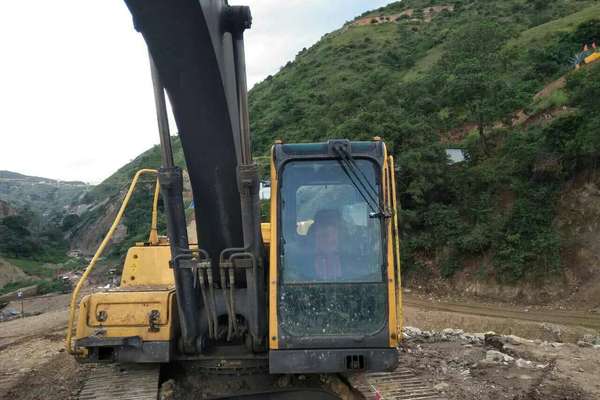 云南出售转让二手4860小时2013年沃尔沃EC210B挖掘机
