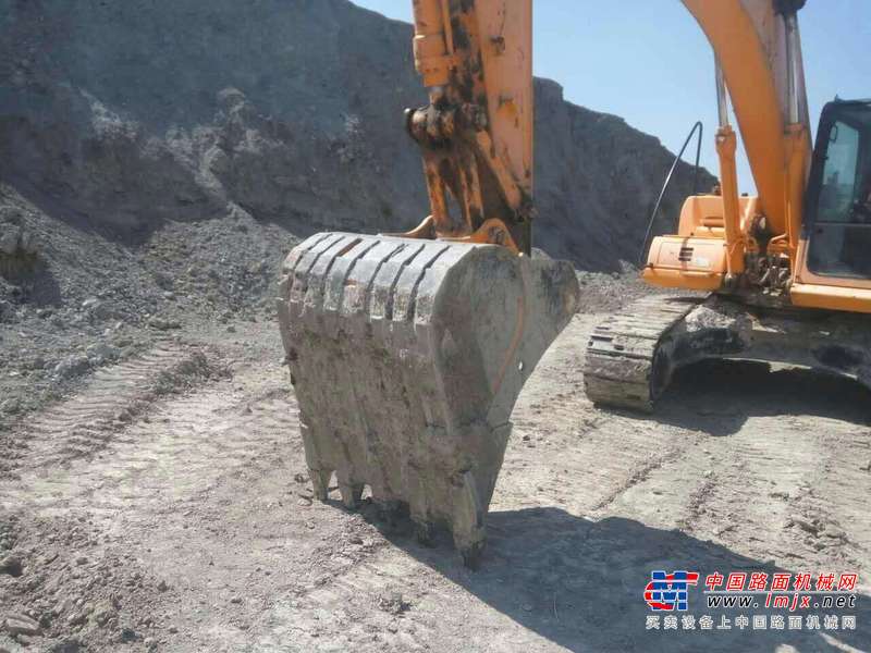 吉林出售转让二手4682小时2011年龙工LG6225挖掘机