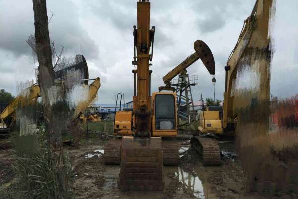 黑龙江出售转让二手10000小时2007年现代R215挖掘机
