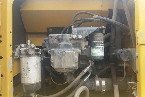 陕西出售转让二手2500小时2015年小松PC220挖掘机
