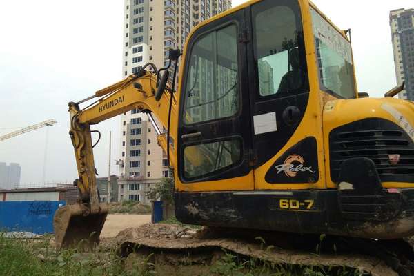山西出售转让二手8000小时2010年现代R60挖掘机