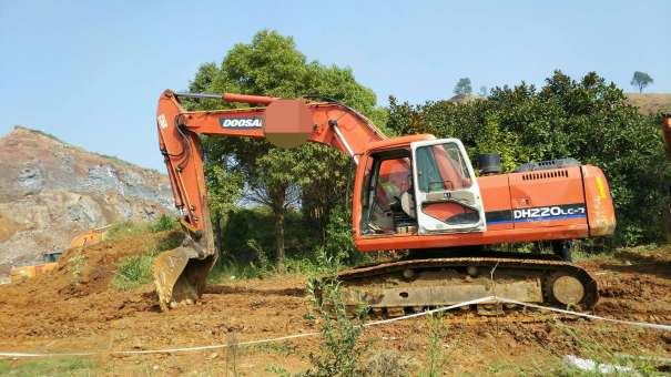 安徽出售转让二手10000小时2010年斗山DH220挖掘机