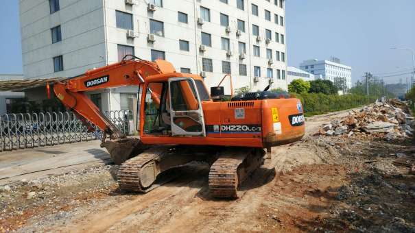 安徽出售转让二手11000小时2010年斗山DH220LC挖掘机