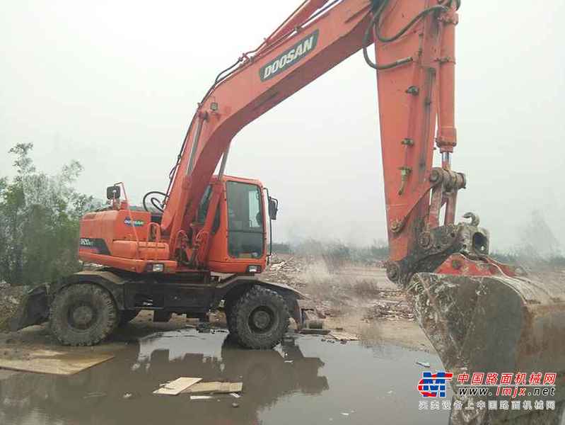 山西出售转让二手6000小时2014年斗山轮挖DH210W挖掘机
