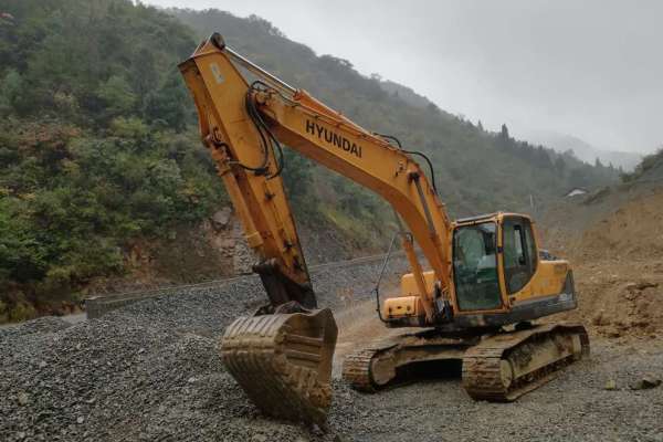 陕西出售转让二手6000小时2012年现代R225LC挖掘机
