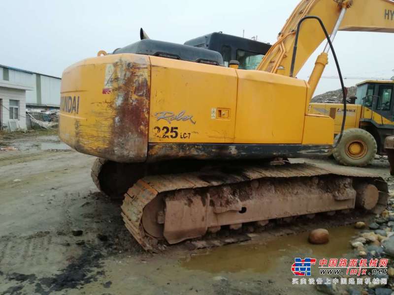 陕西出售转让二手8000小时2011年现代R215挖掘机