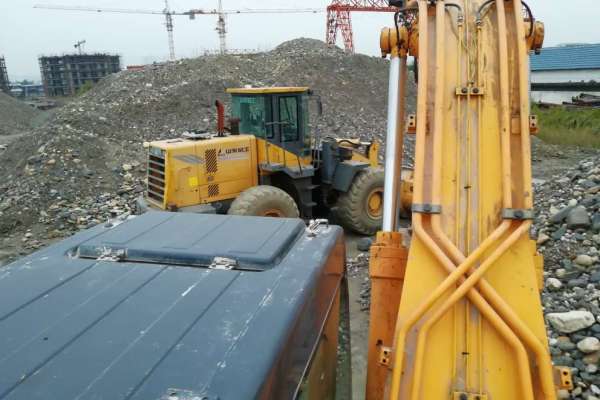 陕西出售转让二手8000小时2011年现代R215挖掘机